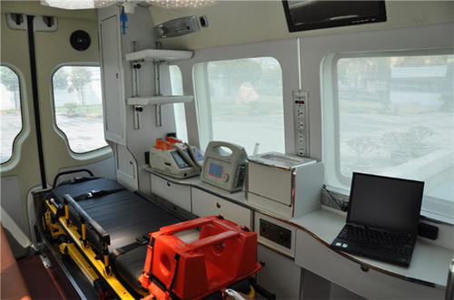 丹巴县救护车内部